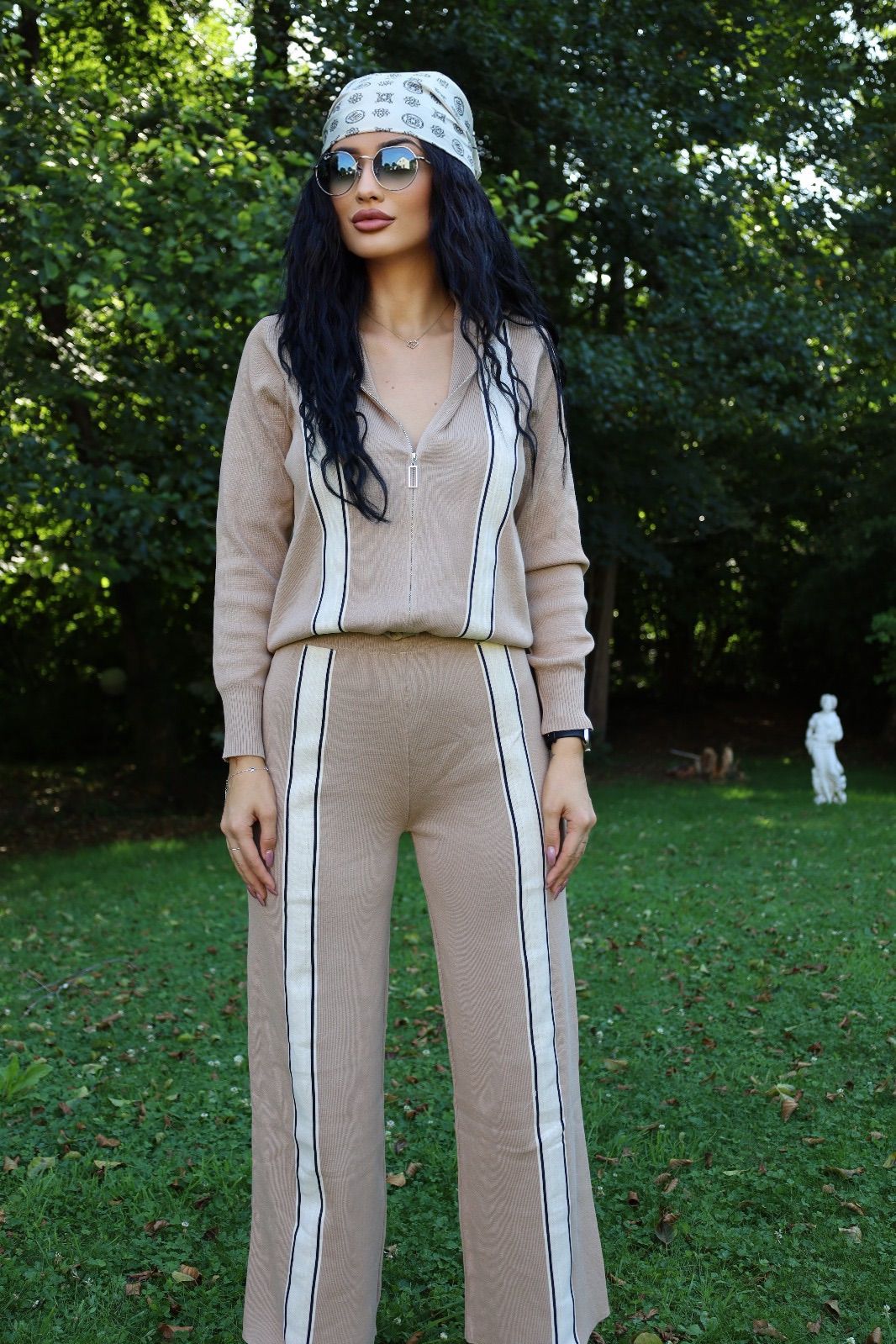 Compleu din tricot bej cu dungi contrastante - imagine 2