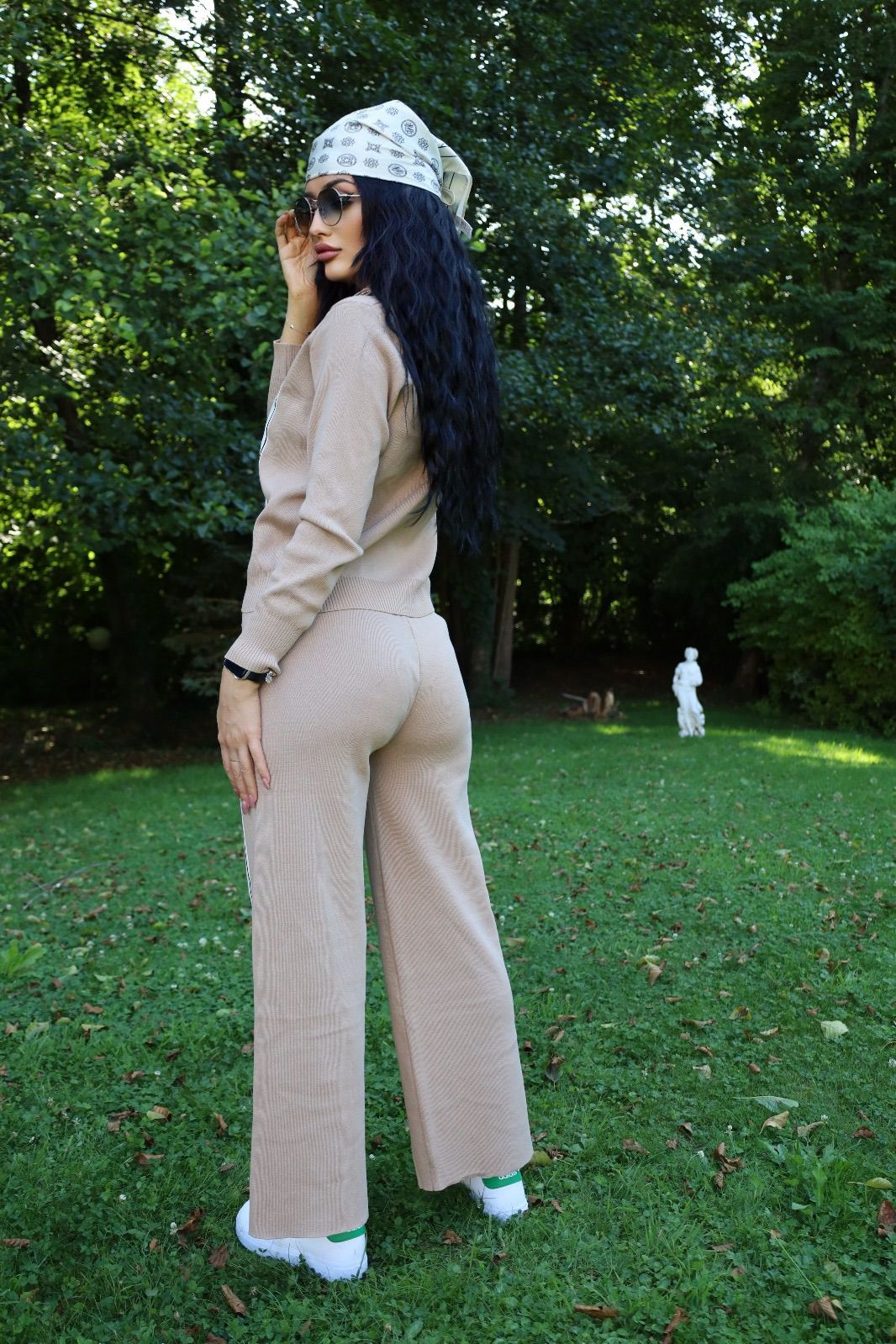 Compleu din tricot bej cu dungi contrastante - imagine 7
