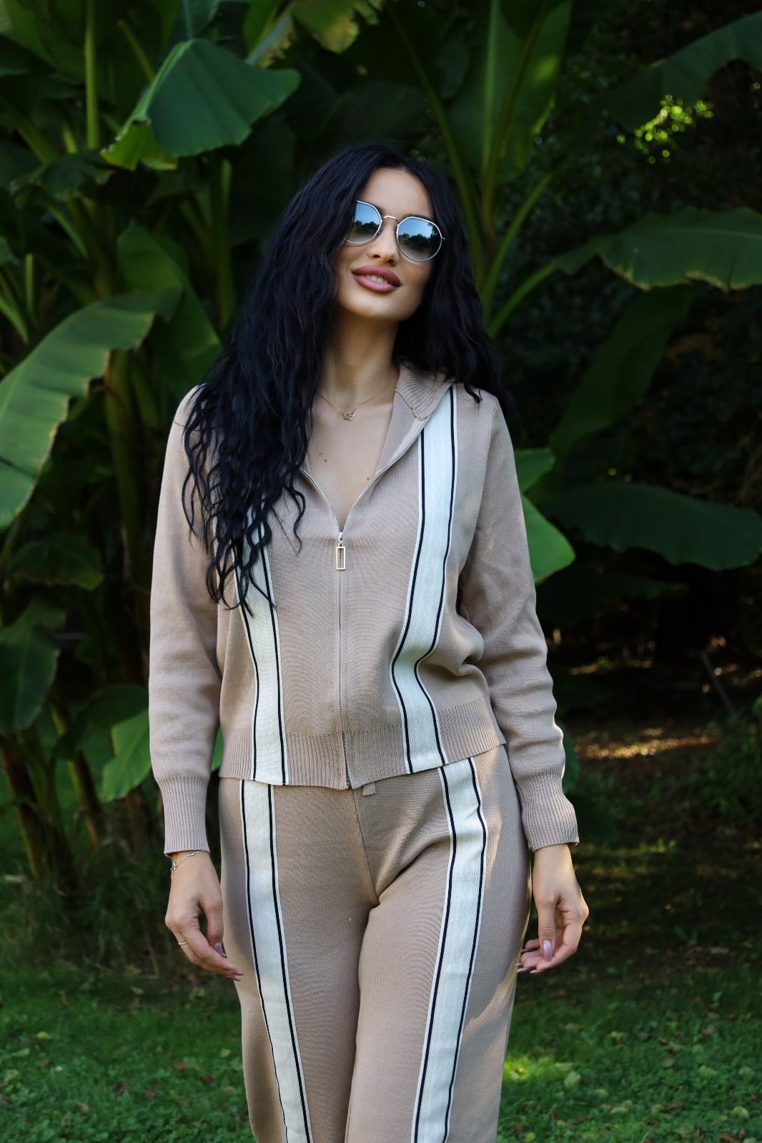 Compleu din tricot bej cu dungi contrastante - imagine 5
