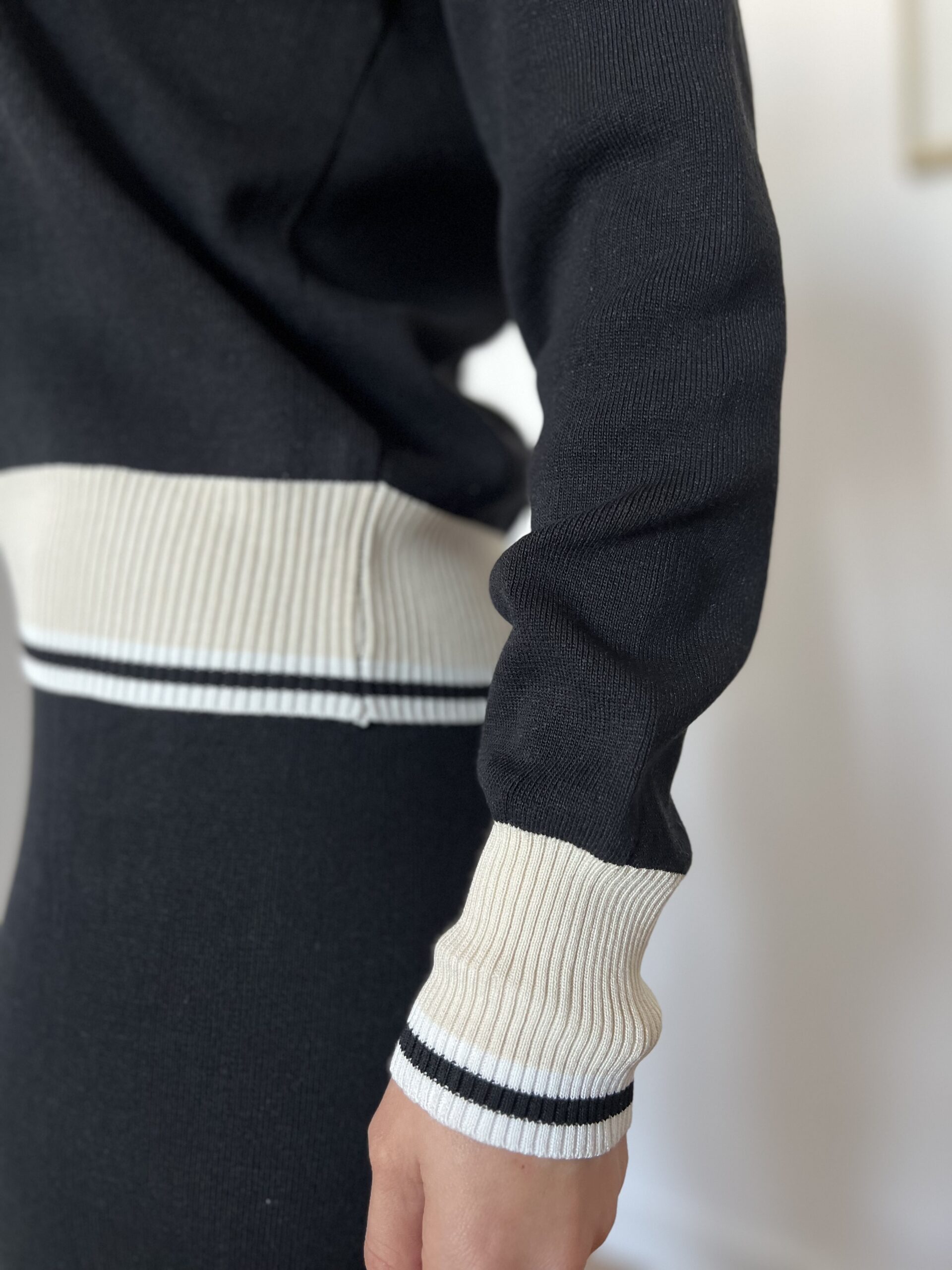 Compleu negru cu accente crem - imagine 3