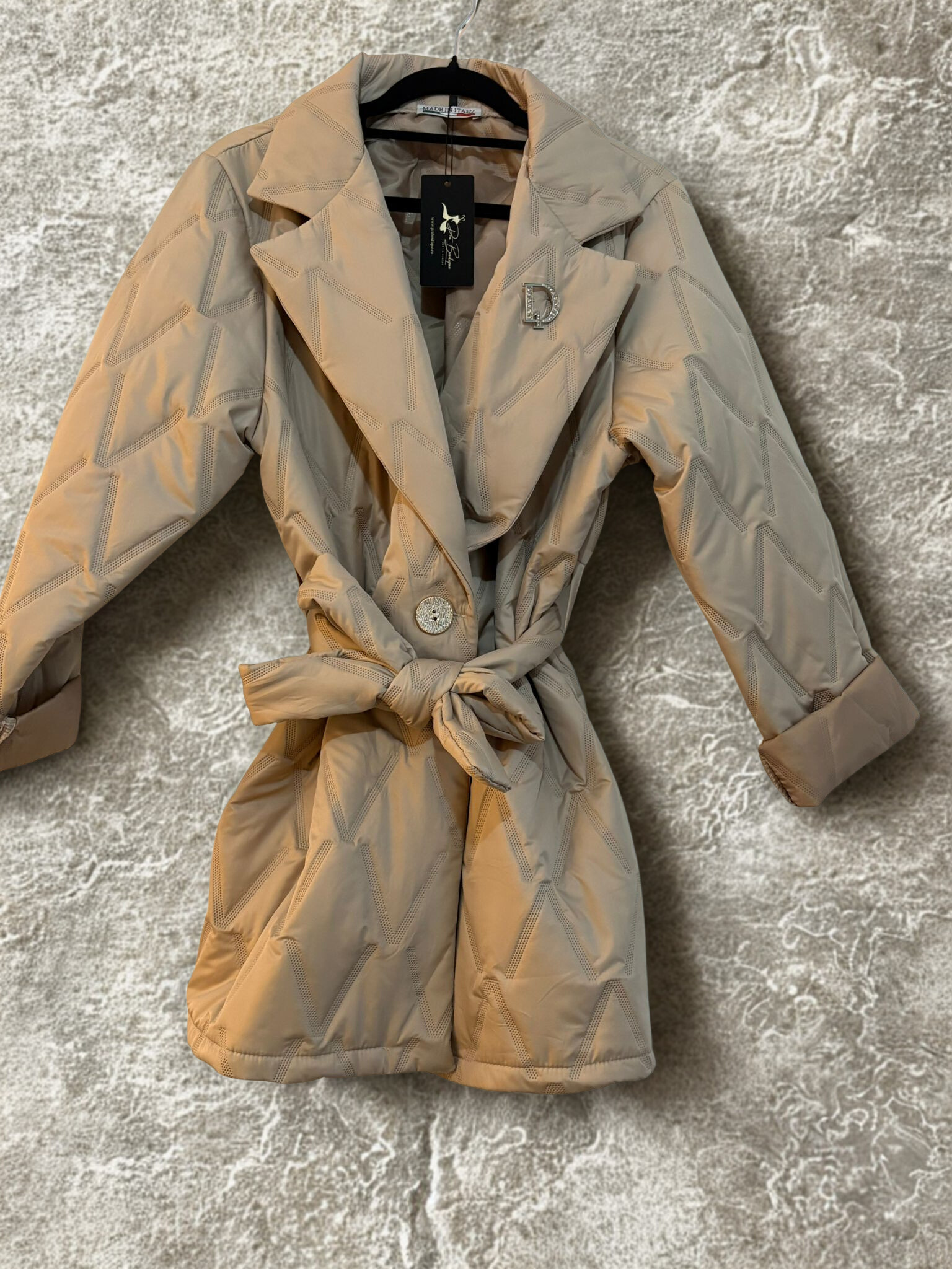Geacă elegantă beige cu cordon, imprimeu și broșă decorativă