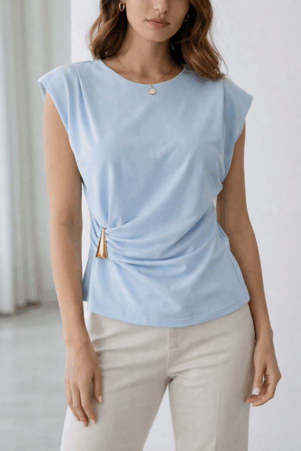Bluză bleu cu drapaj lateral și accesoriu auriu – Elegant Soft
