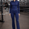 Set sport bleumarin cu fermoar și pantaloni evazați