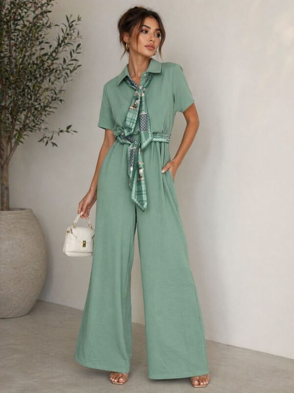 Compleu verde salvie cu pantaloni wide leg și eșarfă decorativă