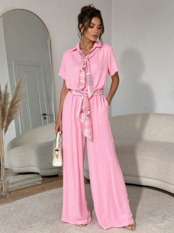 Compleu roz cu pantaloni wide leg și eșarfă decorativă